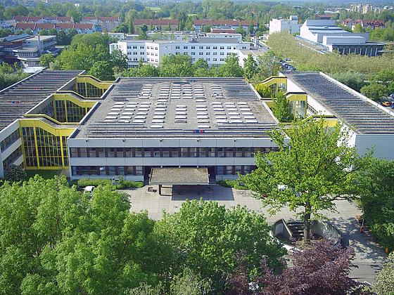 Das Bild zeigt ein Foto der Sophie-Scholl-Realschule aus der Luft.