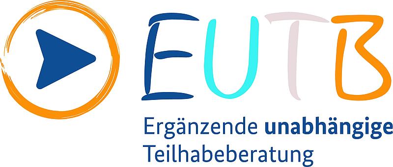 Dieses Bild zeigt das Logo der EUTB - Einen Pfeil der nach rechts zeigt darum ein runder Kreis. Daneben die vier Großbuchstaben EUTB - darunter den Schriftzug ergänzende unabhänige Teilhabeberatung.