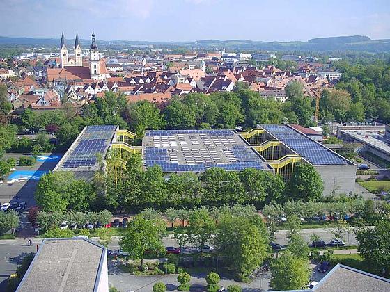 Das Bild zeigt die Hans-Scholl-Realschule in Weiden