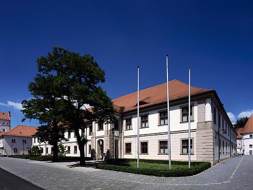 Das Bild zeigt das Keramikmuseum Weiden i.d.OPf in einer Außenansicht.