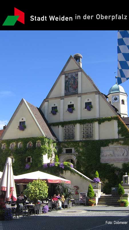 Dieses Bild zeigt den Schriftzug Weiden in der Oberpfalz und darunter eine Ansicht des Alten Rathauses.
