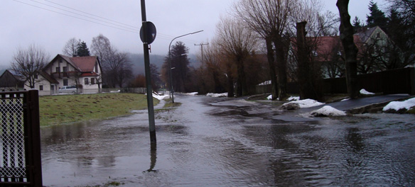 Hochwasser in Almesbacher Weg im Jahr 2011